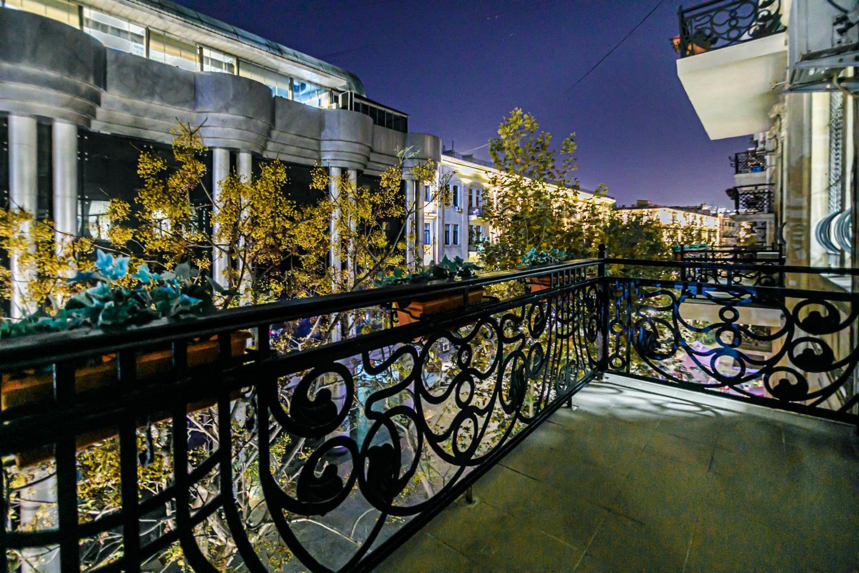 Apartment on Nizami 93