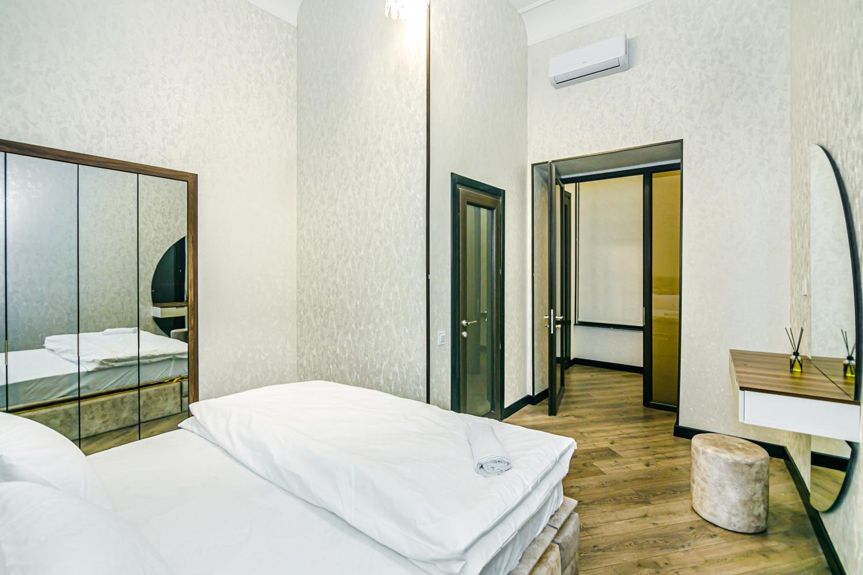 Apartment on Nizami 93