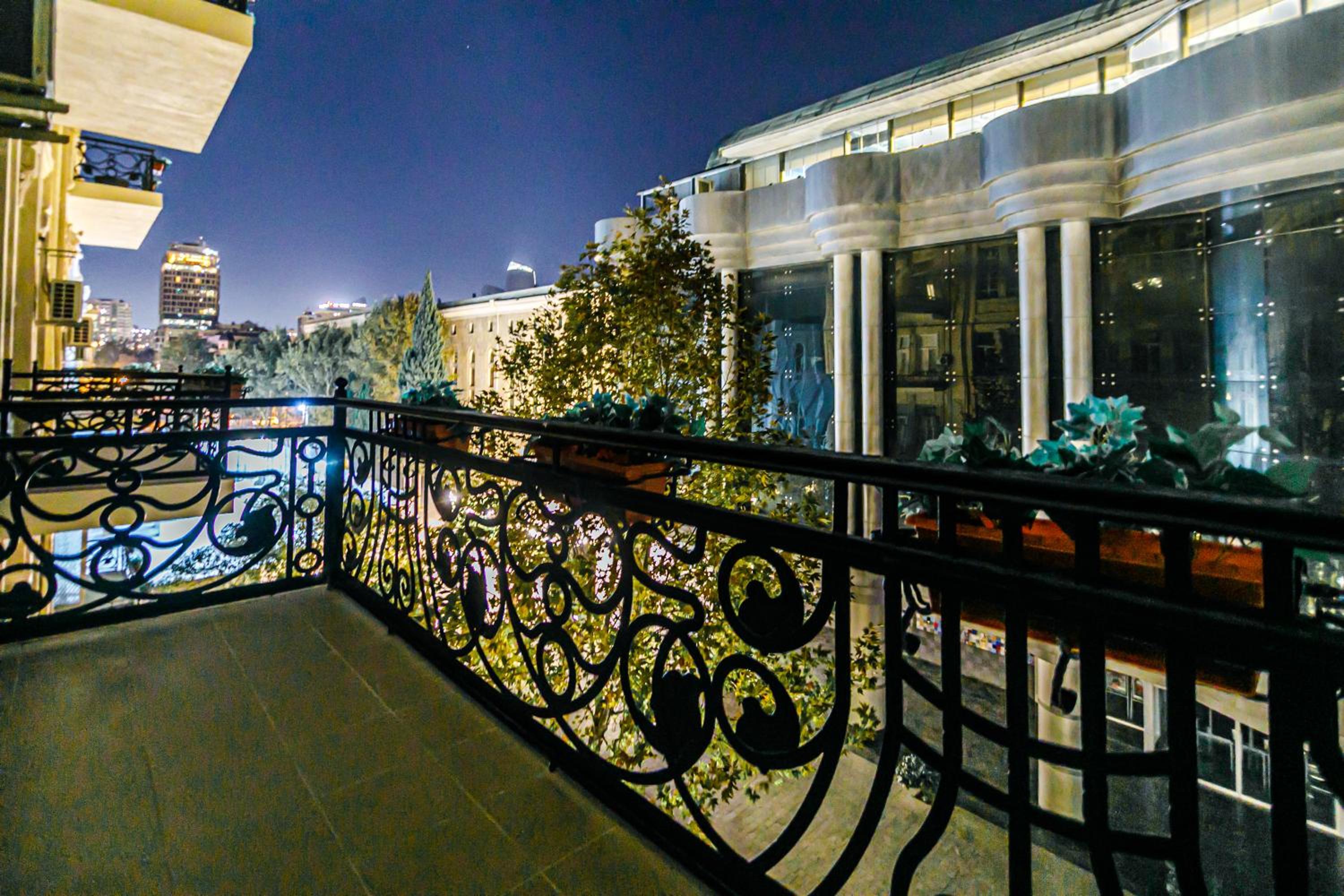 Apartment on Nizami 93