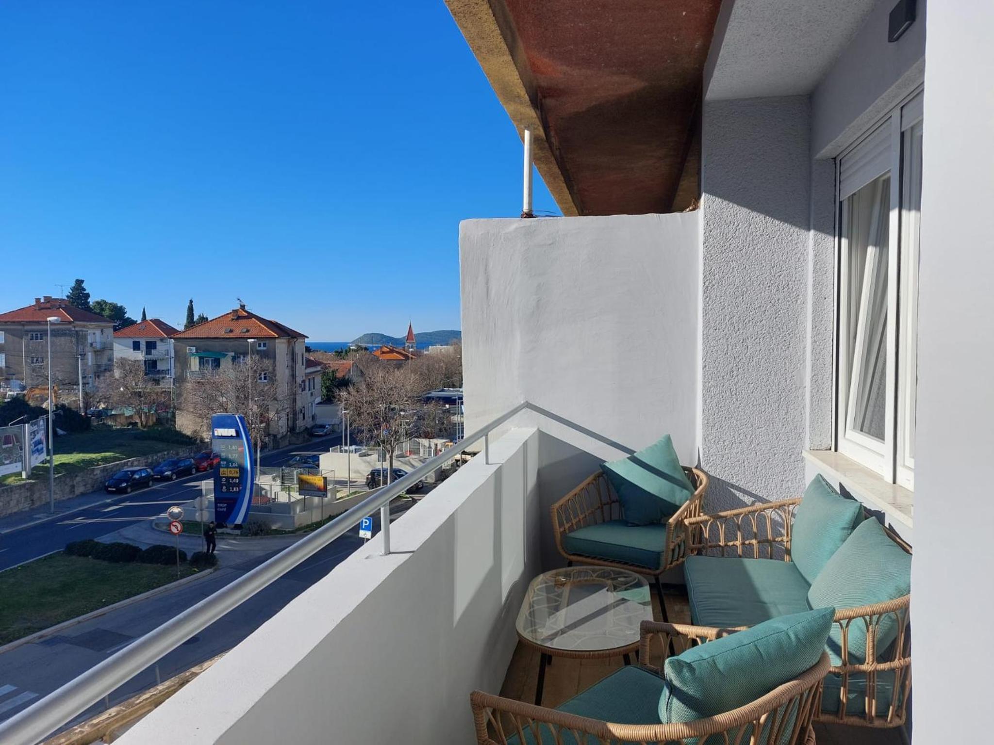 Sea view, 2 King size bed, walk to beach and center