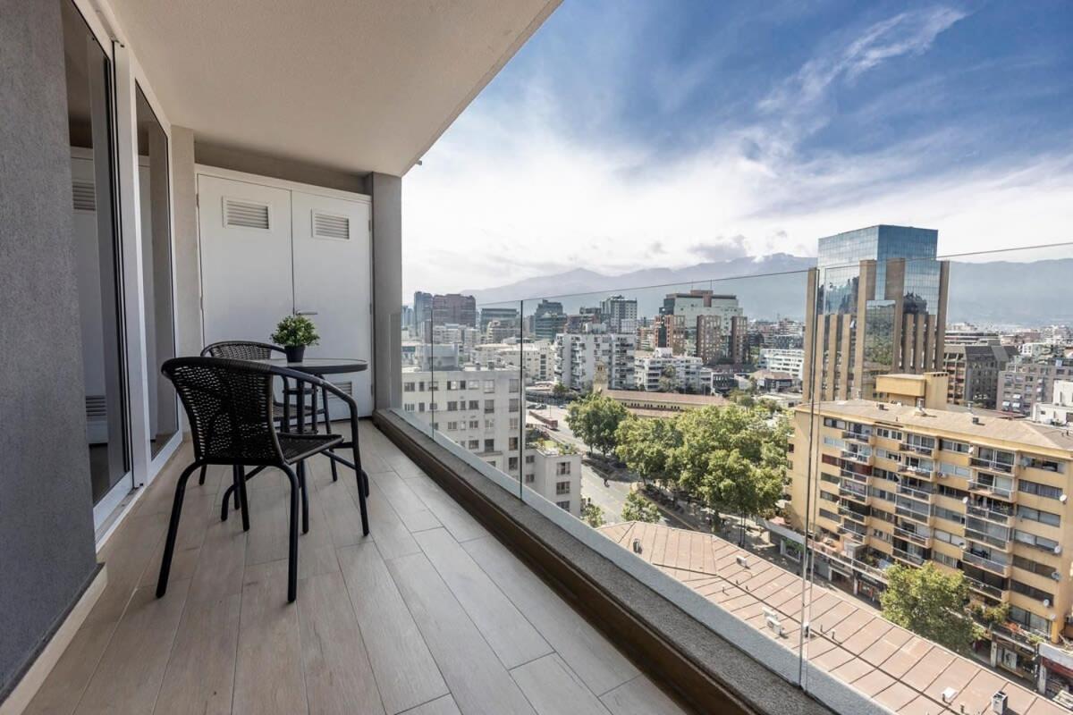 Cozy apartment steps away from Costanera Center