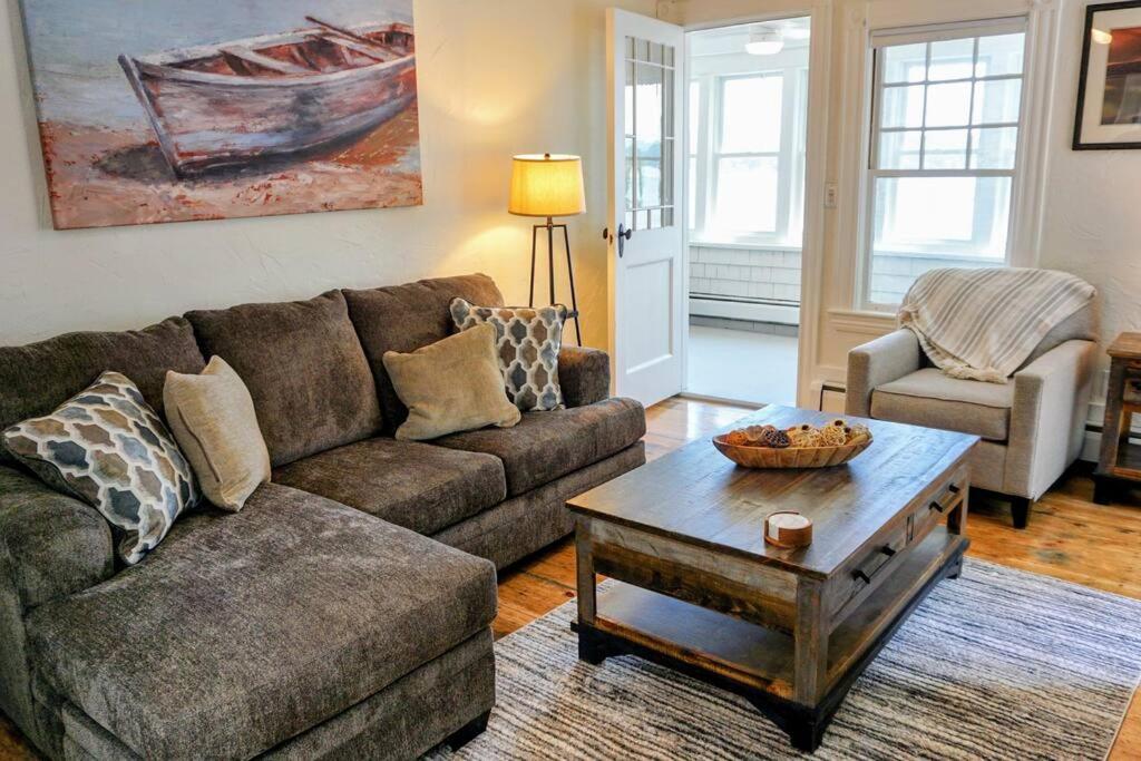 Majestic Lakeview Duplex Apt for 8! Fully furnished and ready for your getaway! view 4