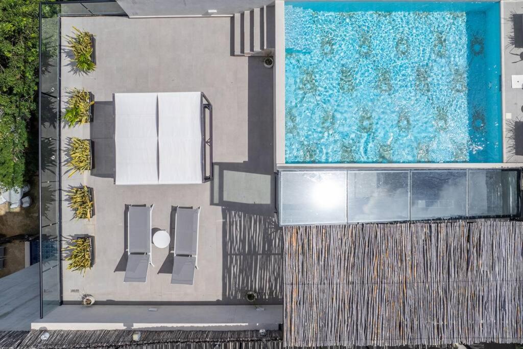 Kite 5 Bed, Self Checkin, Pool, Sleep 14 in Great Neighborhood