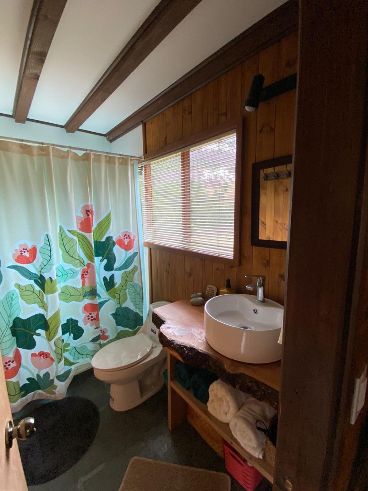 Espíritus del Cañi. Tiny home y destilería
