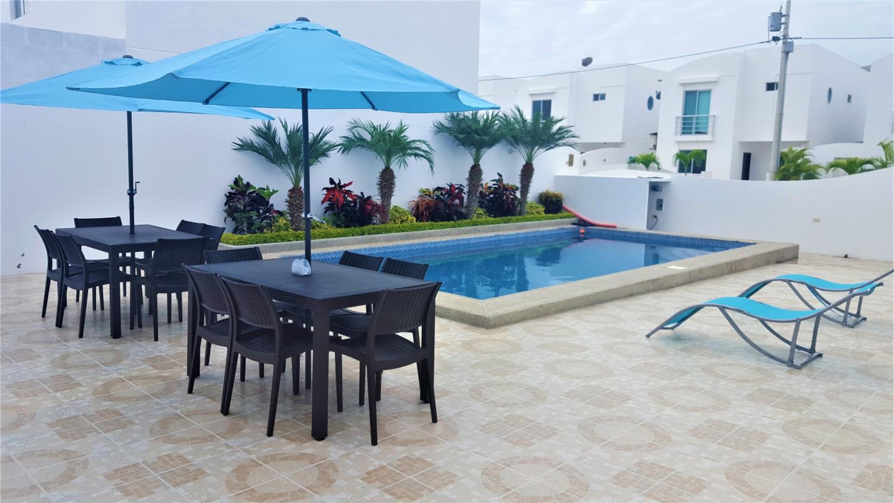 Casa con piscina en urbanización privada