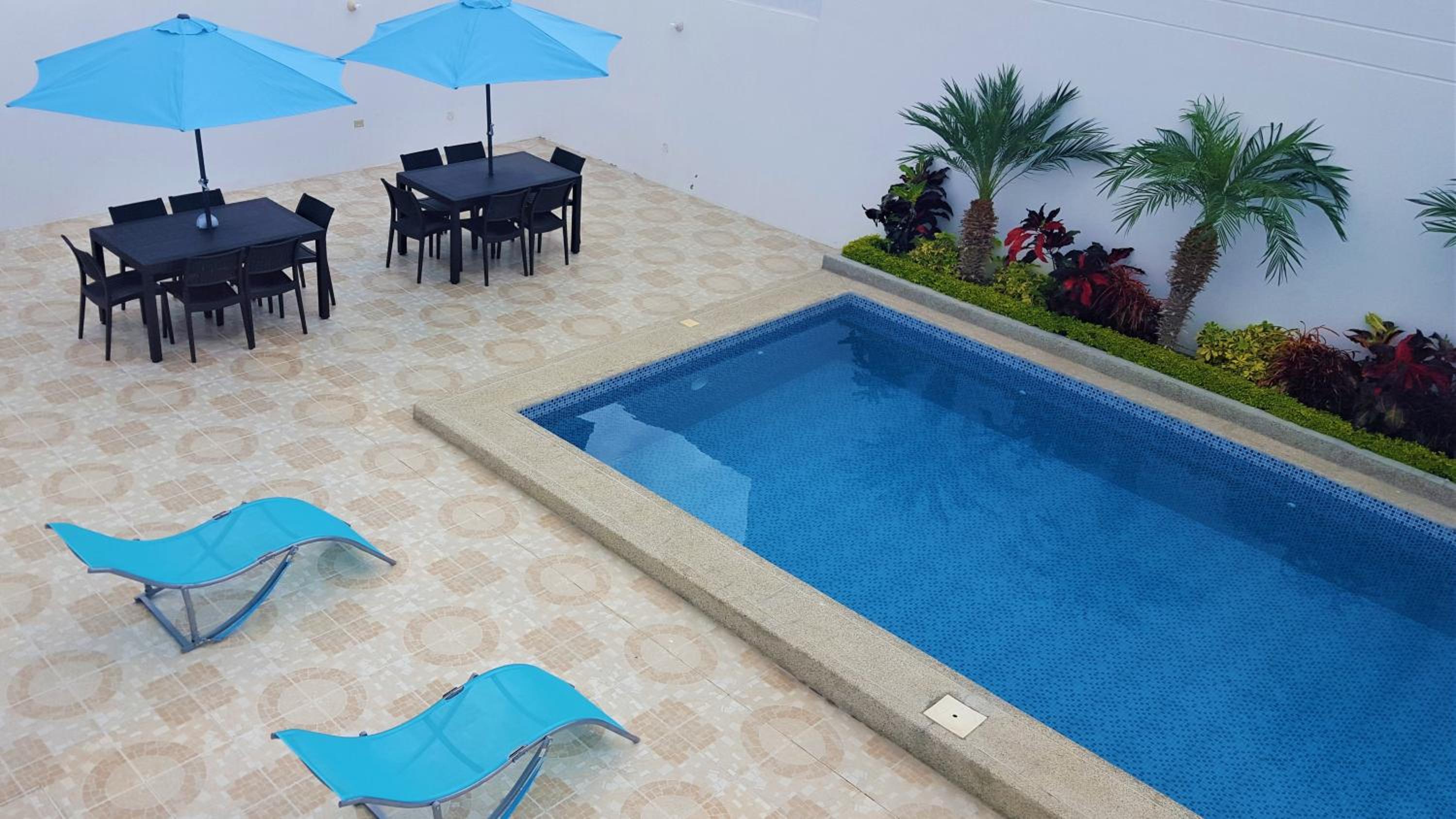 Casa con piscina en urbanización privada