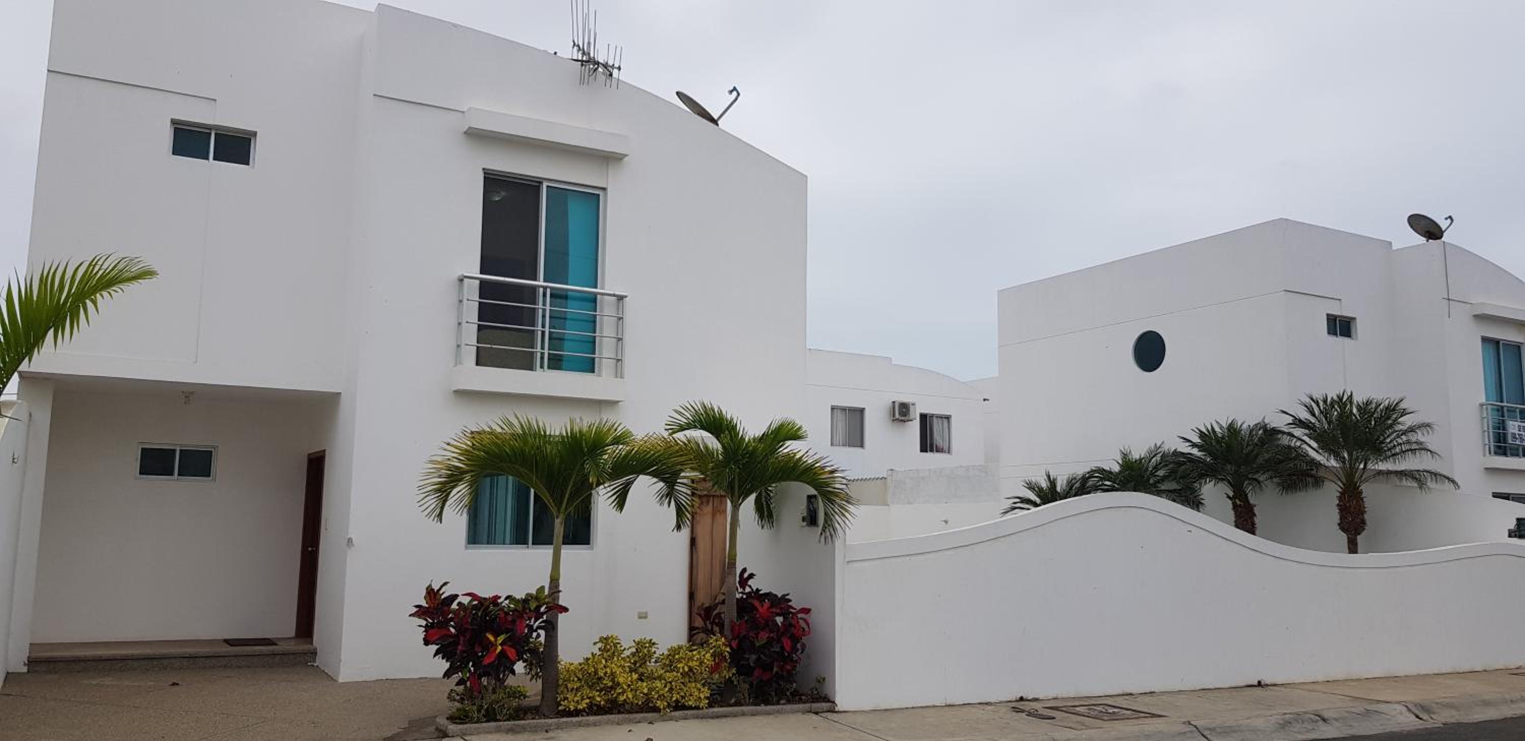 Casa con piscina en urbanización privada