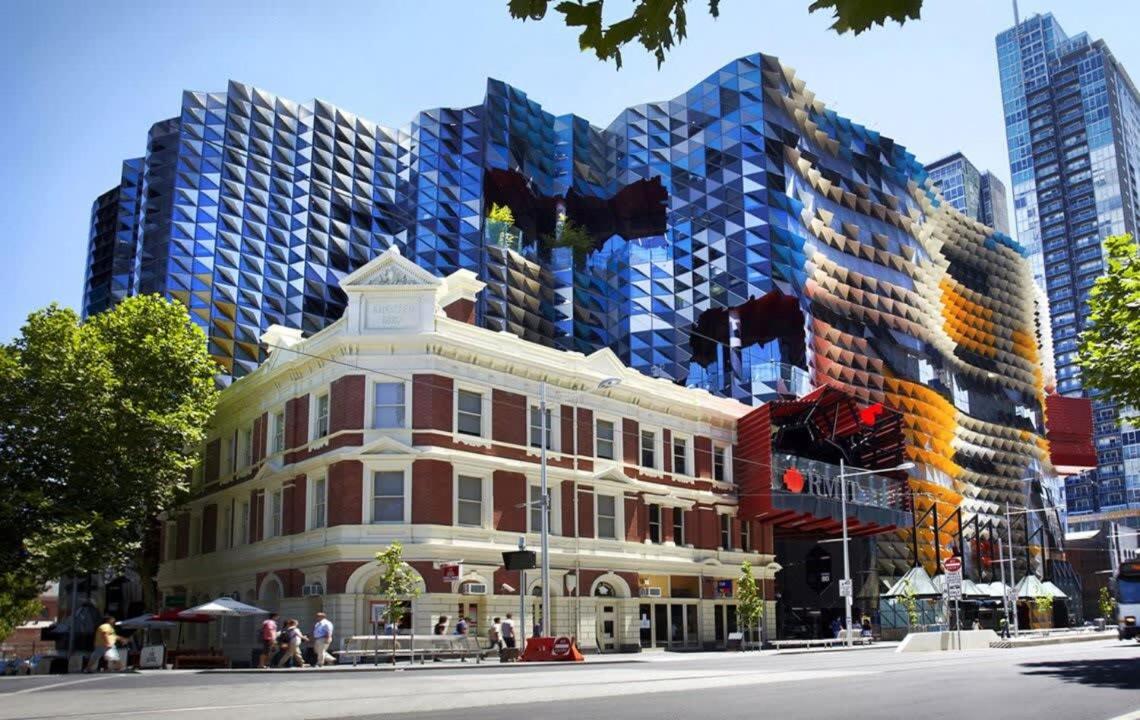 A Modern & Spacious 2BR Apt Near Melbourne Uni