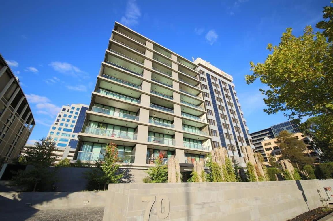 A Comfy Albert Park Apt Next to Grand Prix Circuit