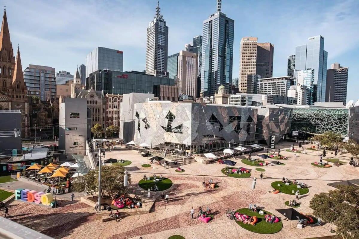 A Comfy 2BR Apt Near Crown & Southern Cross