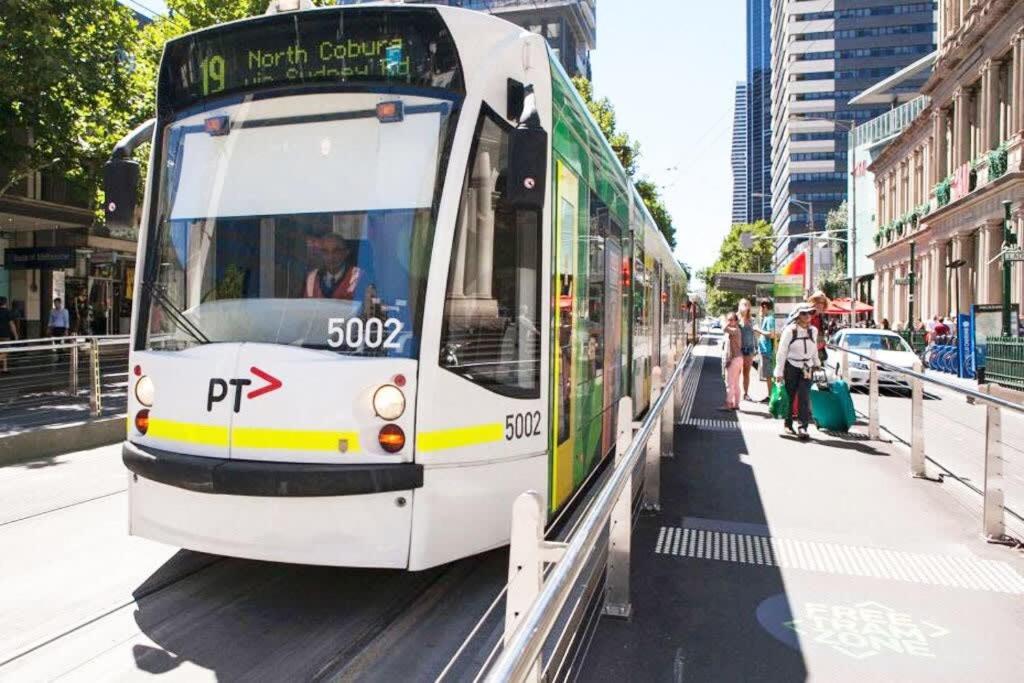 A Stylish Apt for 4 Near Queen Victoria Market - Image 4