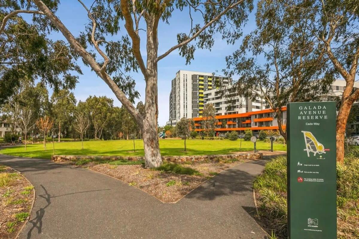 A 3BR Apt Next to Melbourne Zoo FREE Parking