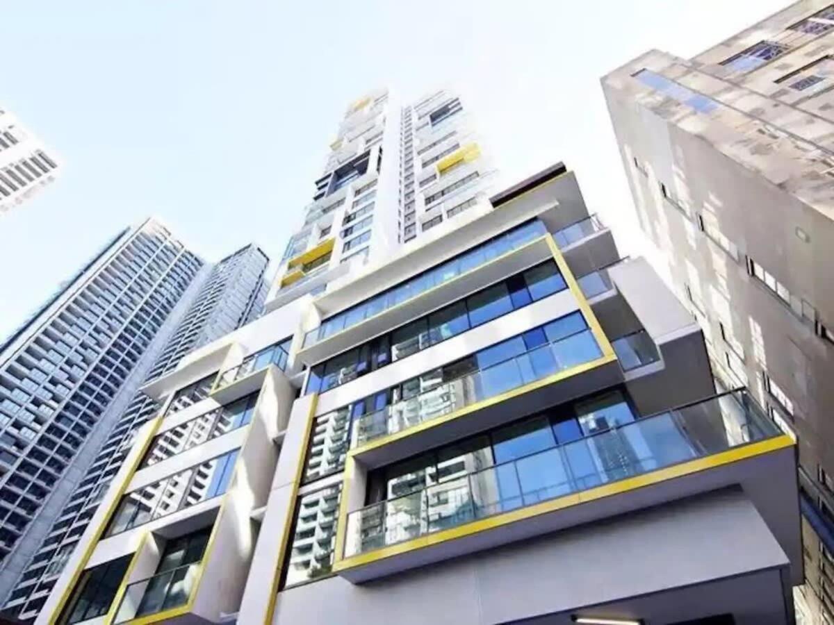 A Chic 2BR Apt City Views Near Southern Cross