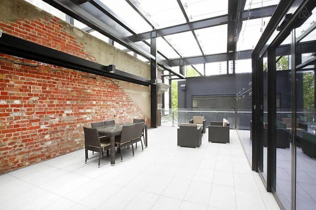 A Chic 2BR Apt City Views Near Southern Cross