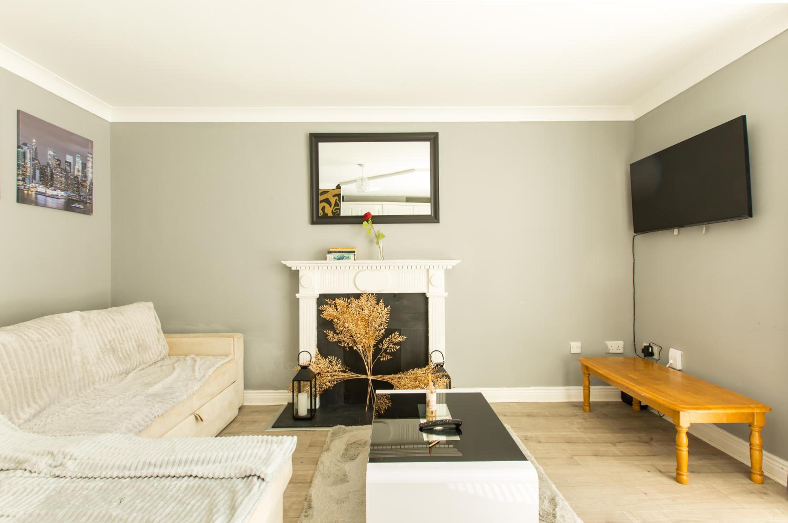 Modern Elegant Central Apt with Parking