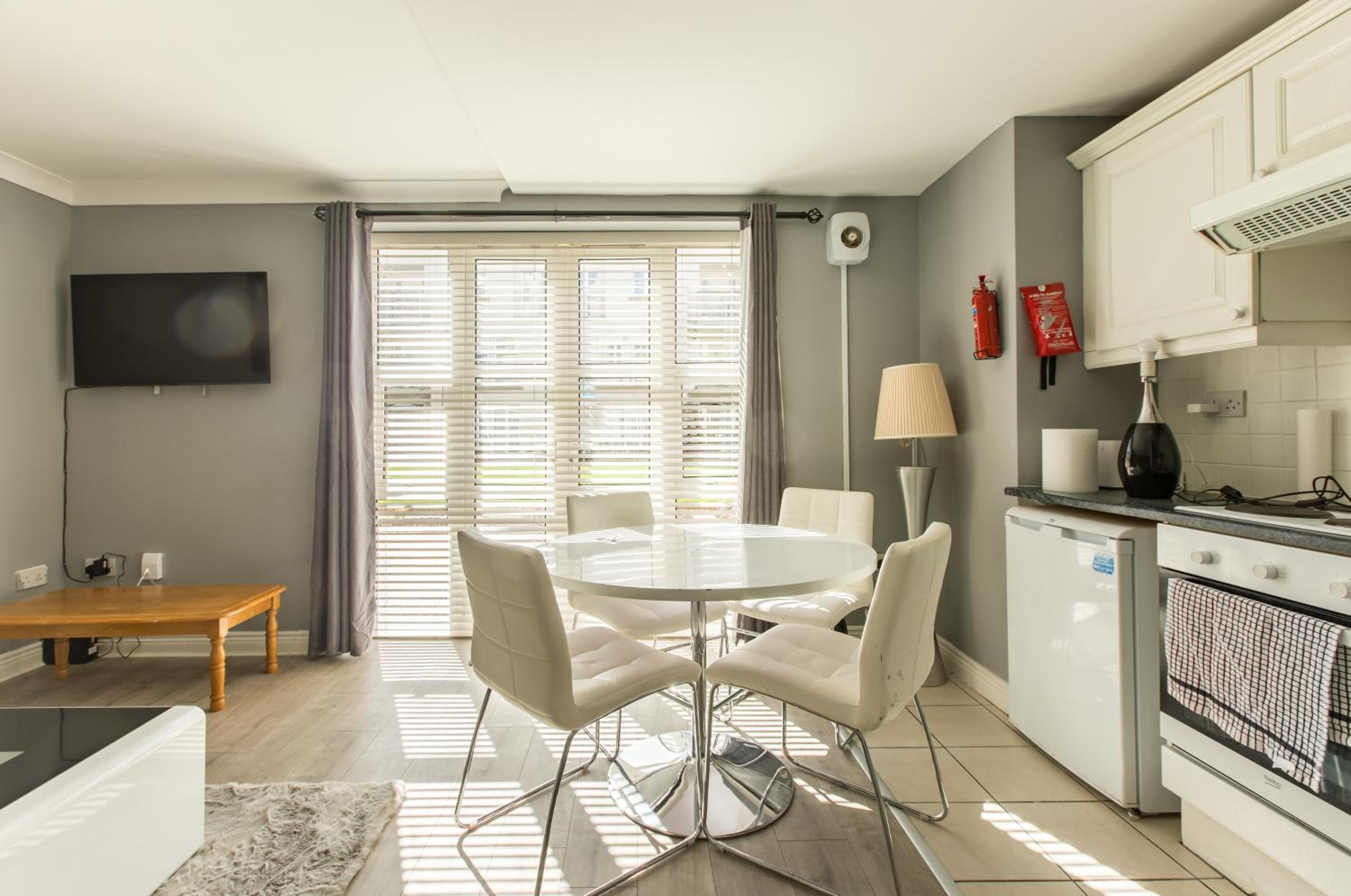 Modern Elegant Central Apt with Parking