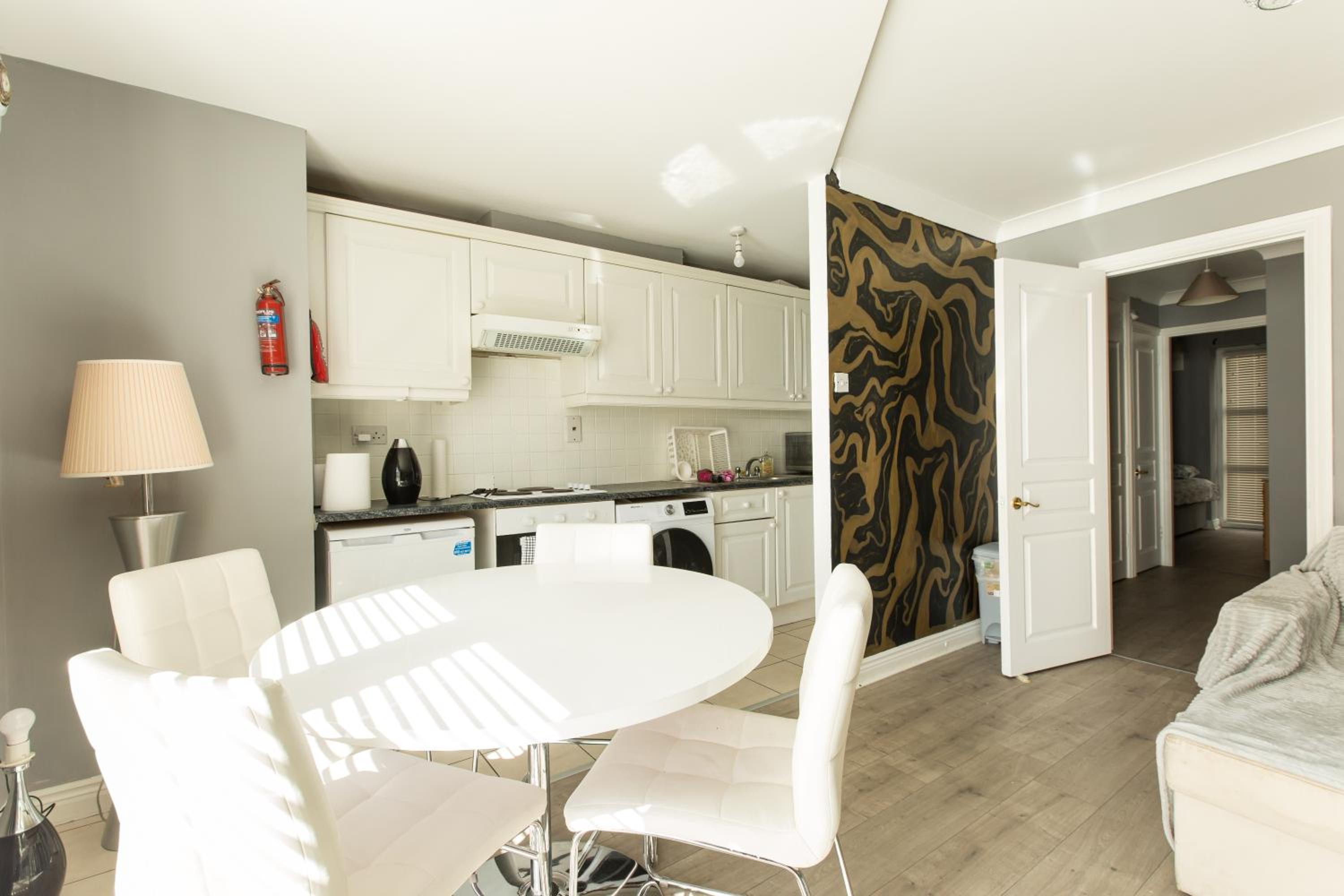 Modern Elegant Central Apt with Parking