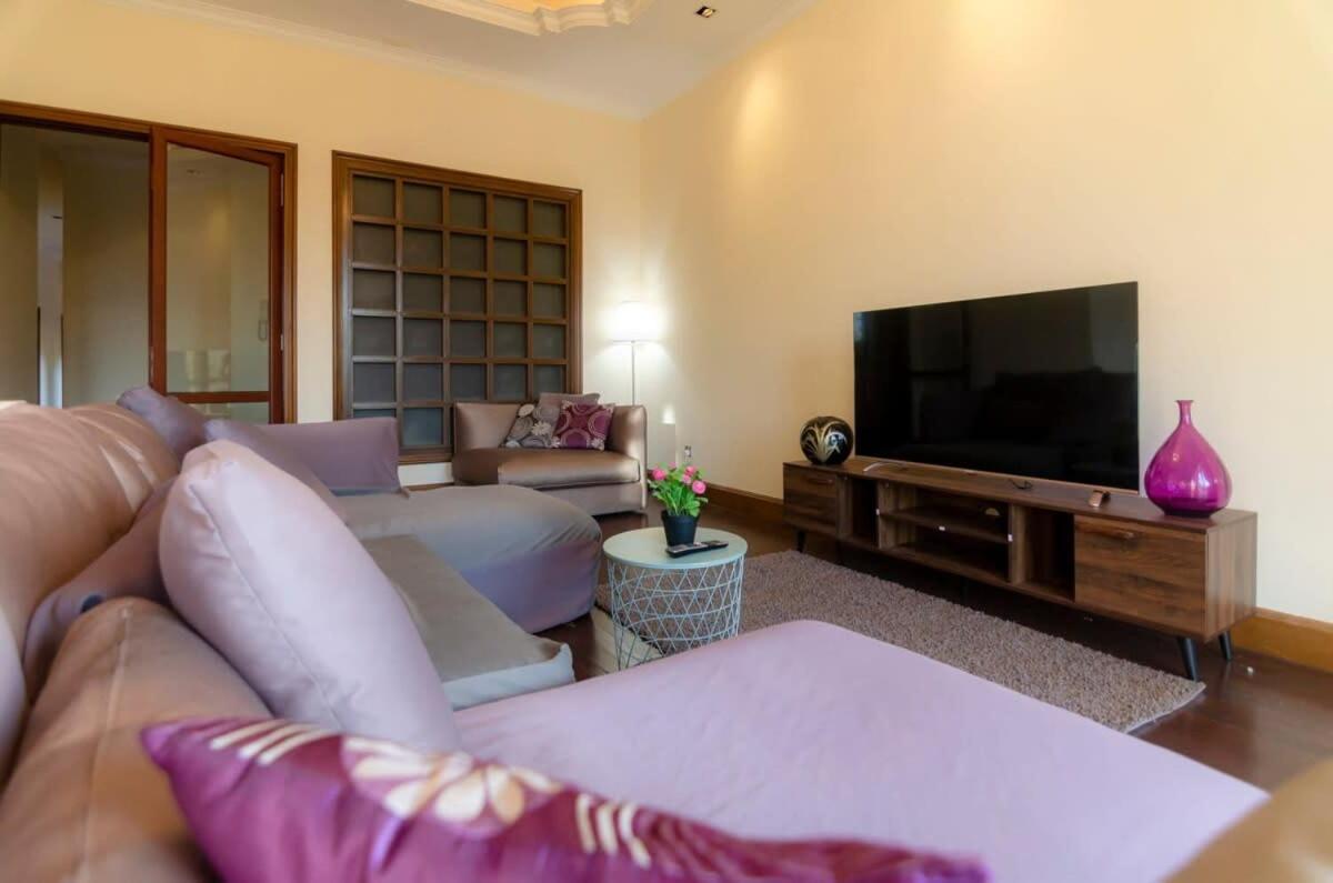 A Generous & Cozy 5BR Home in Ampang, FREE Parking photo 2