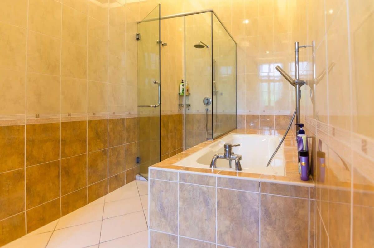 A Generous & Cozy 5BR Home in Ampang, FREE Parking photo 6