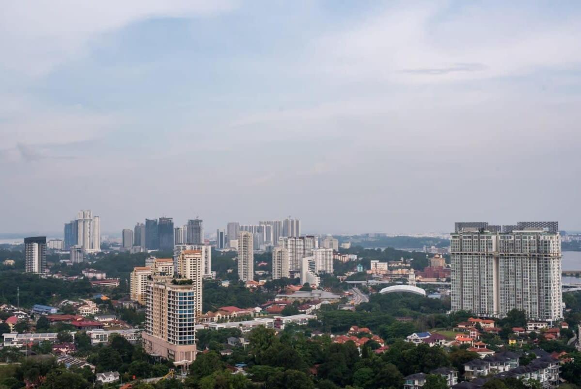 Comfy 3BR Apt in Danga Bay FREE Parking Sea View