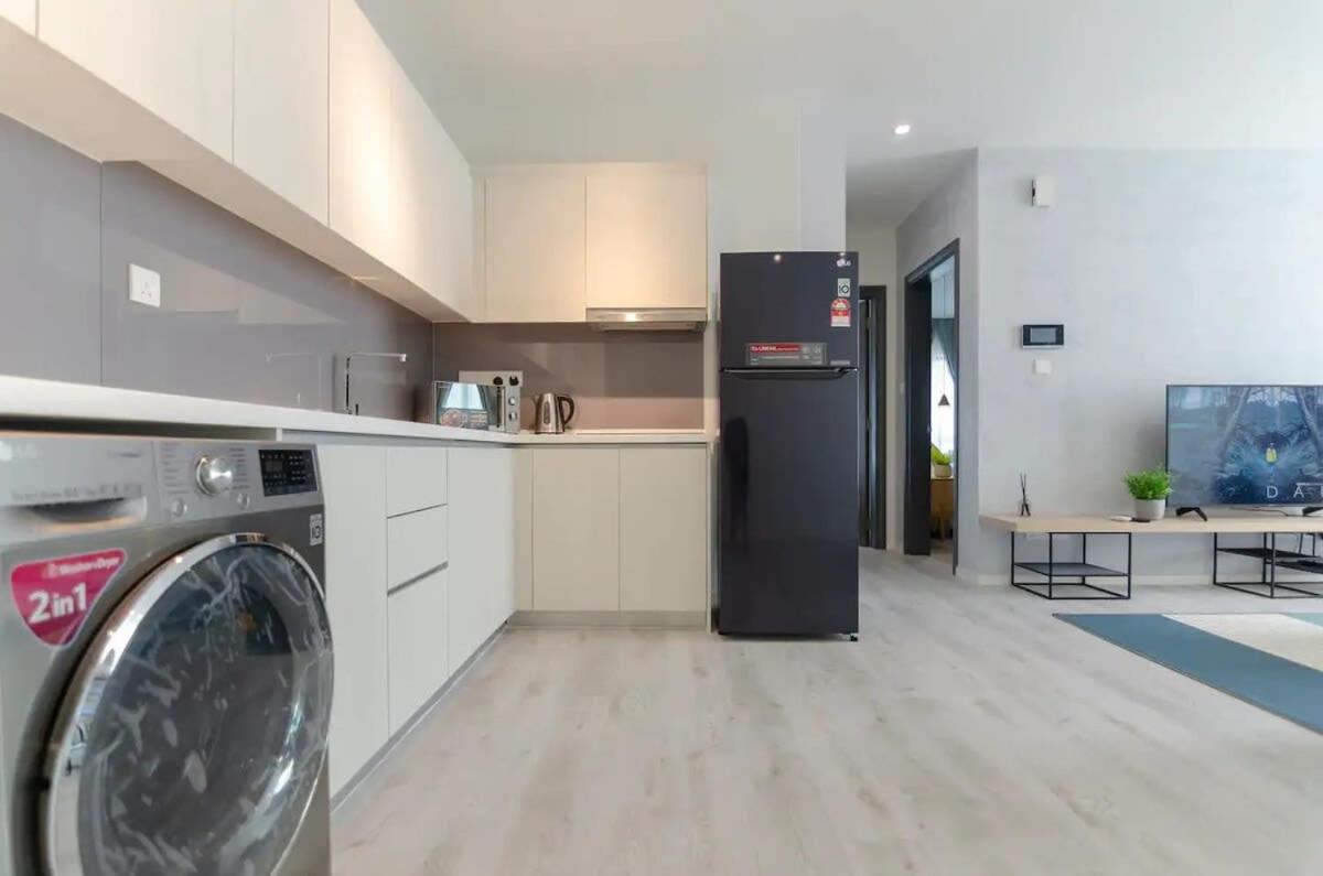 A Comfy & Bright 2BR Suasana Suite 6 FREE Parking