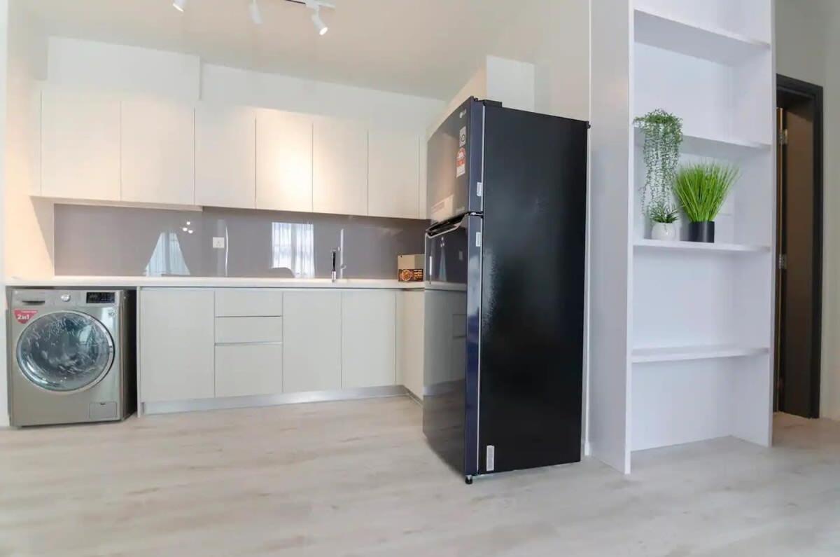 A Comfy & Bright 2BR Suasana Suite 6 FREE Parking