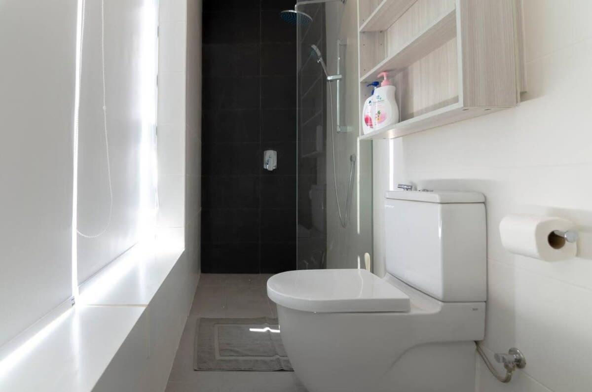 A Comfy & Bright 2BR Suasana Suite 6 FREE Parking