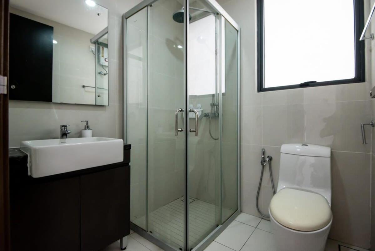 A Stylish 2BR Suite Water Views Free Parking