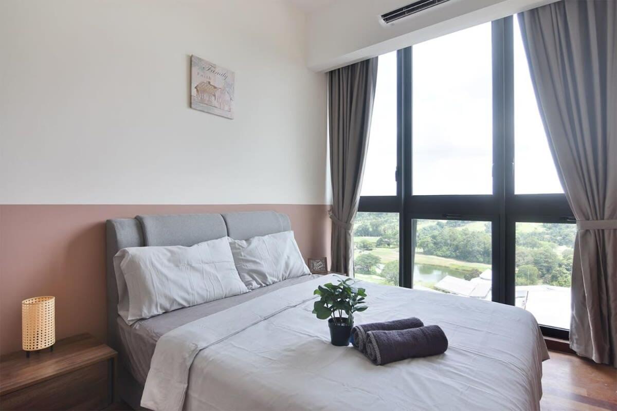Lux & Stylish 2BR Apt at KLGCC Free Parking