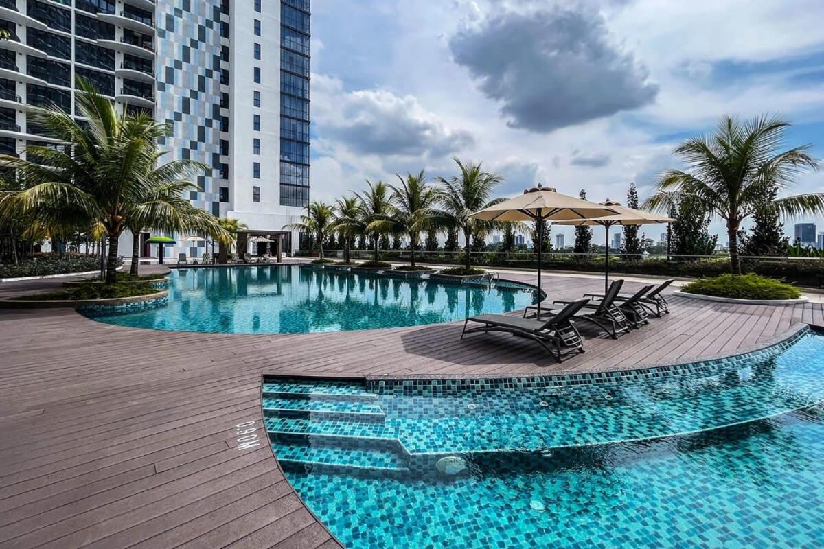 Lux & Stylish 2BR Apt at KLGCC Free Parking