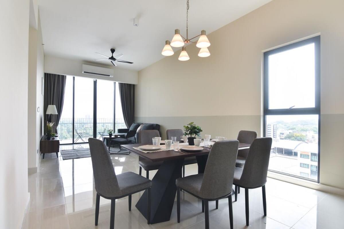 Lux & Stylish 2BR Apt at KLGCC Free Parking