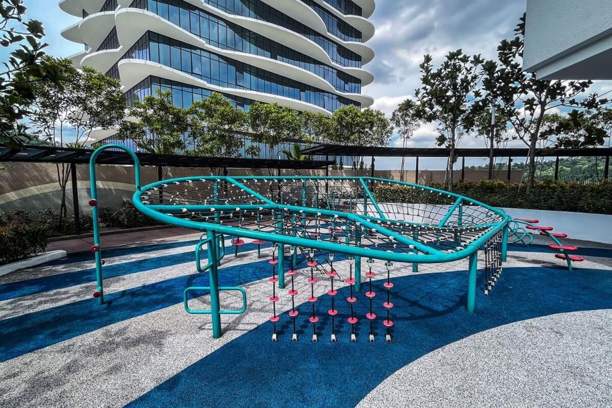 Lux & Stylish 2BR Apt at KLGCC Free Parking