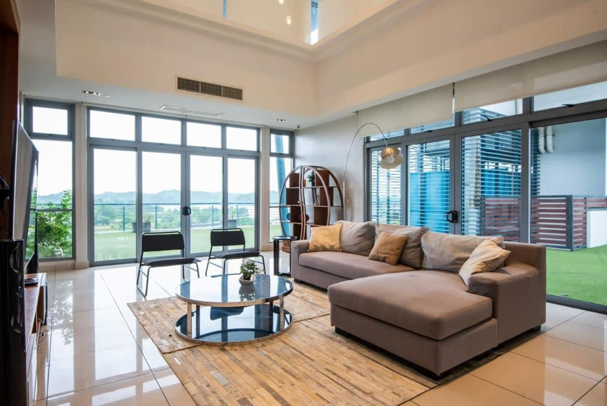 A Lux & Cozy 4BR Penthouse with Harbour Views photo 2