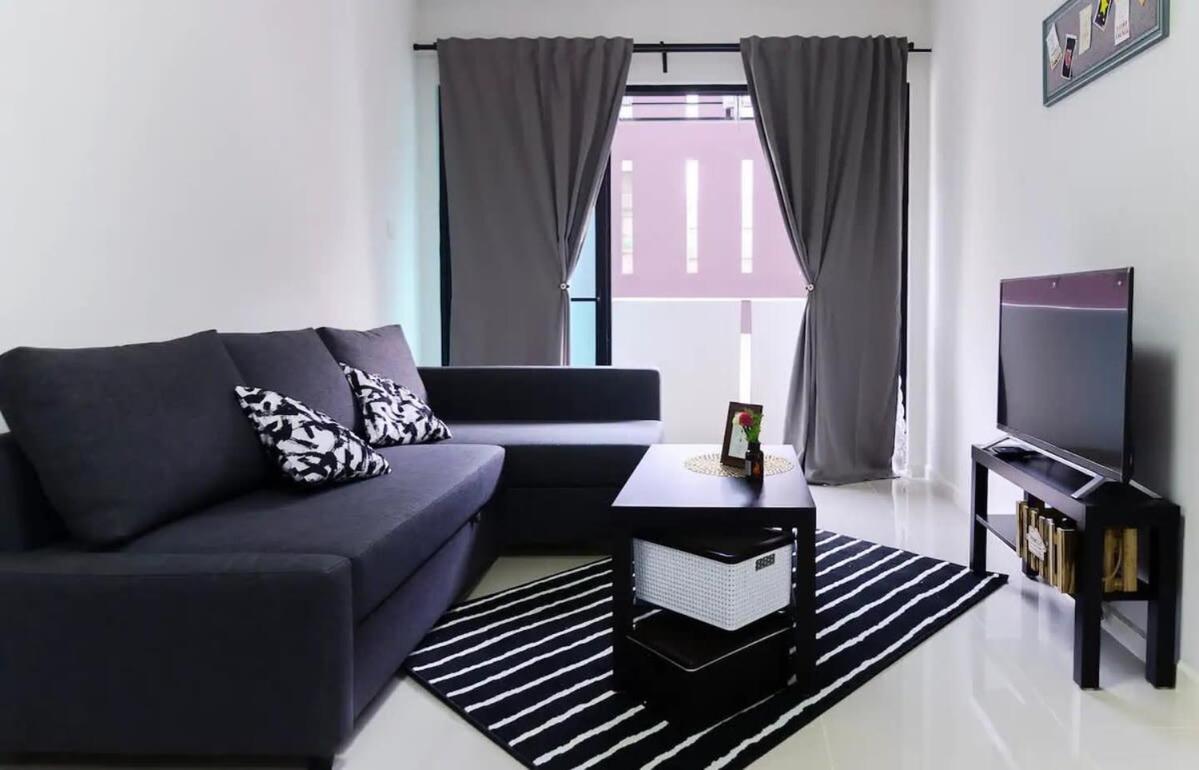 A Chic & Cozy Suasana JB Suite with Balcony