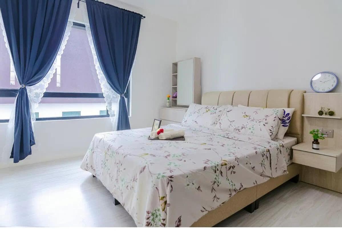A Chic & Cozy Suasana JB Suite with Balcony
