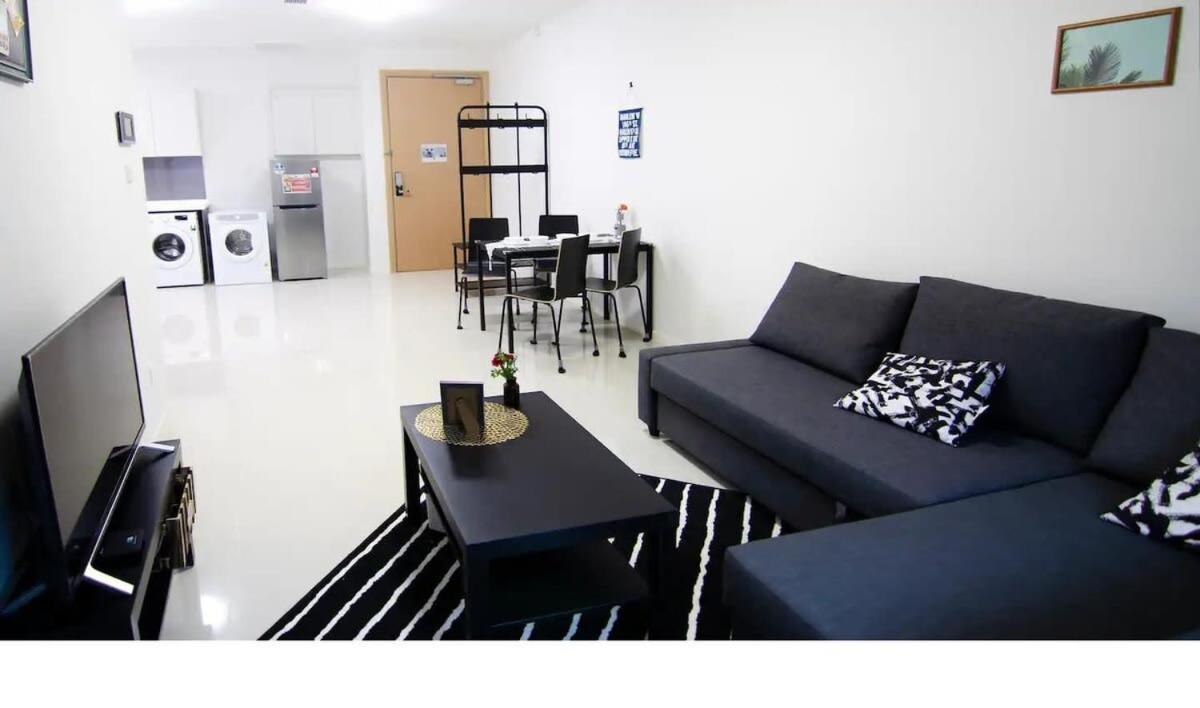 A Chic & Cozy Suasana JB Suite with Balcony