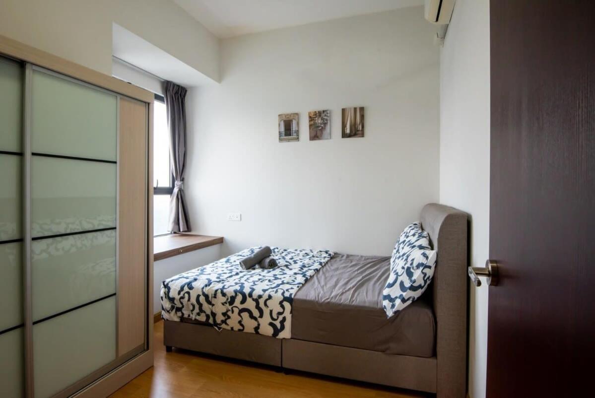 Chic 3BR in Danga Bay with Water Views & Parking