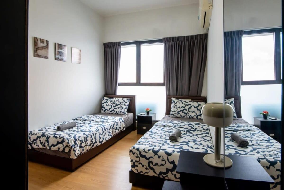 Chic 3BR in Danga Bay with Water Views & Parking