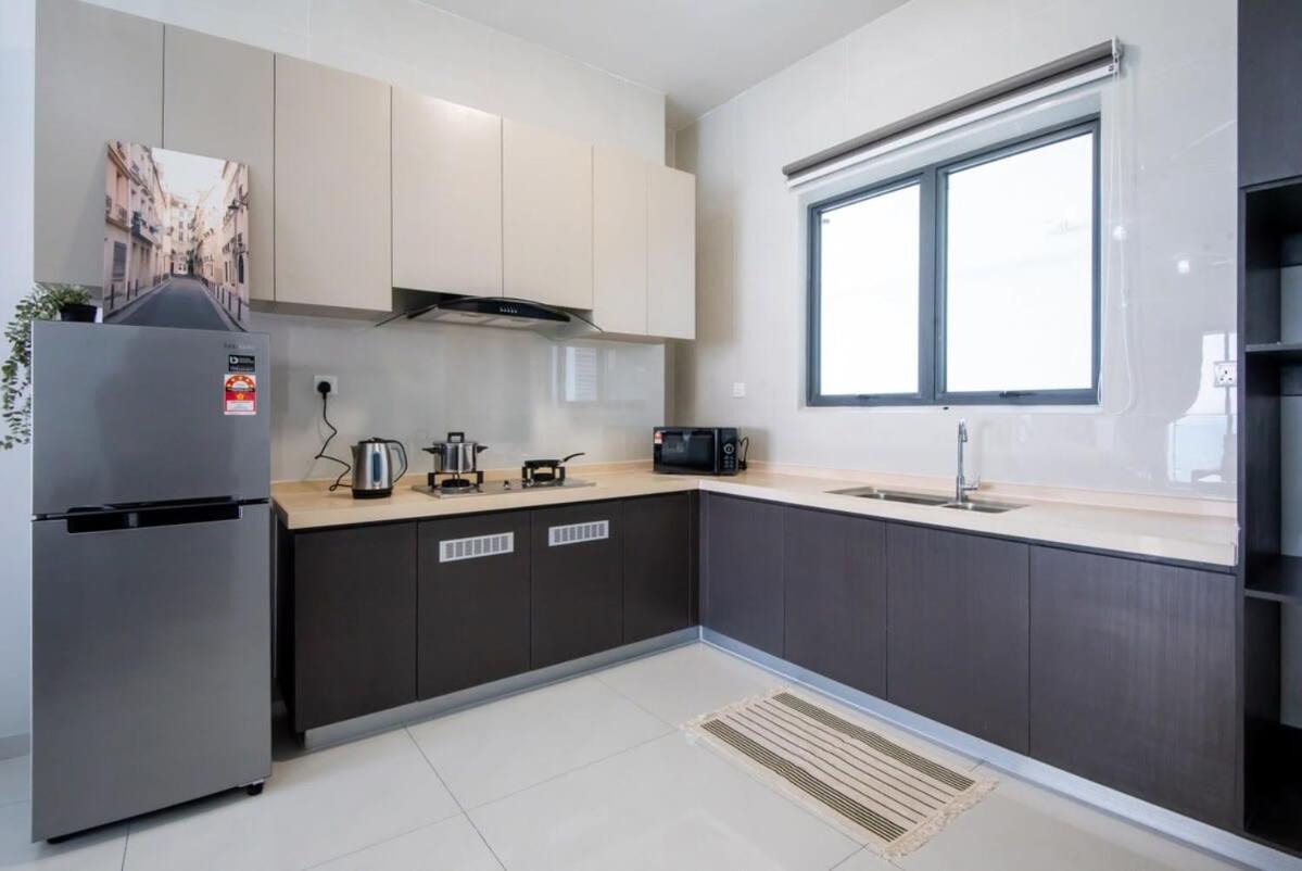 Chic 3BR in Danga Bay with Water Views & Parking