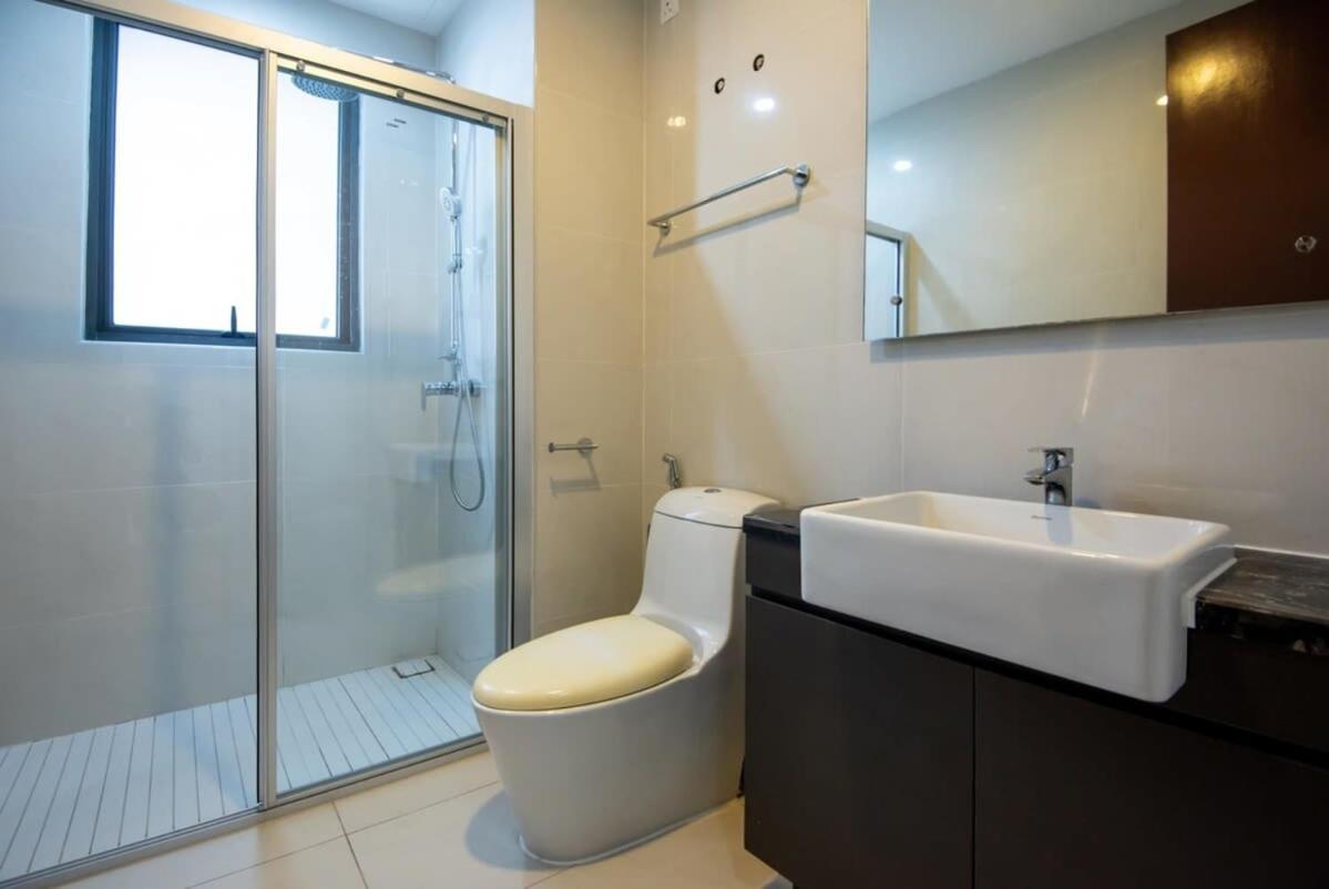 Chic 3BR in Danga Bay with Water Views & Parking
