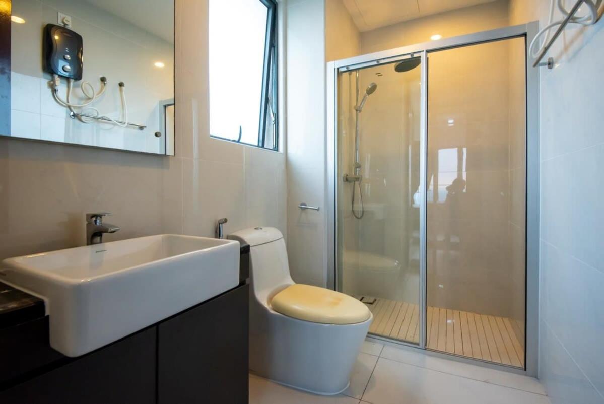 Chic 3BR in Danga Bay with Water Views & Parking