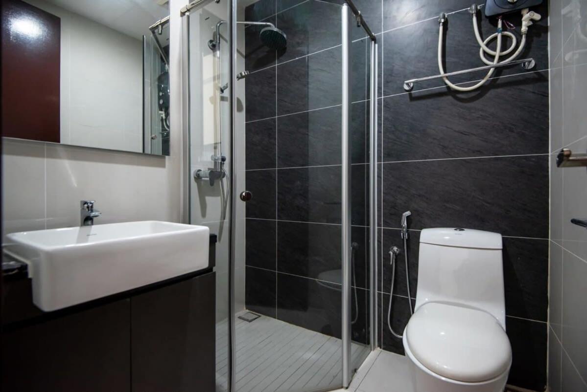 Chic 3BR in Danga Bay with Water Views & Parking