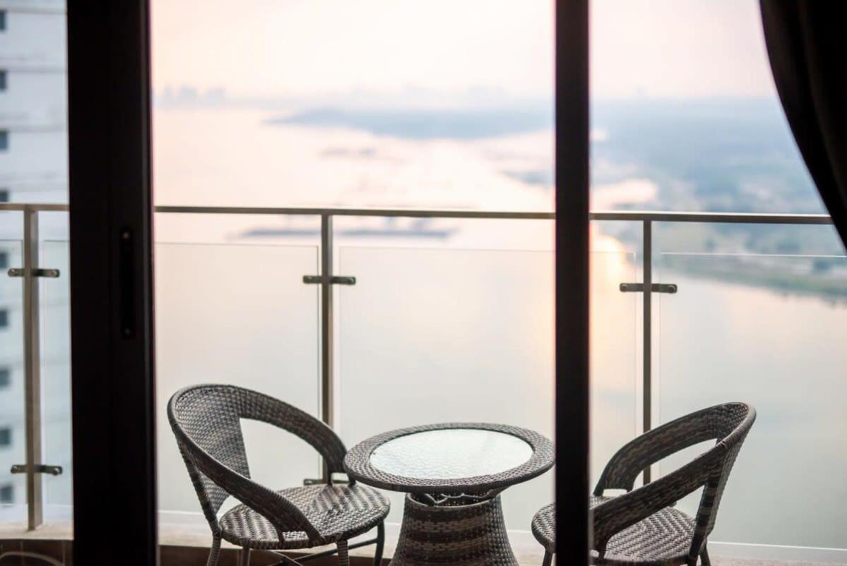 Chic 3BR in Danga Bay with Water Views & Parking