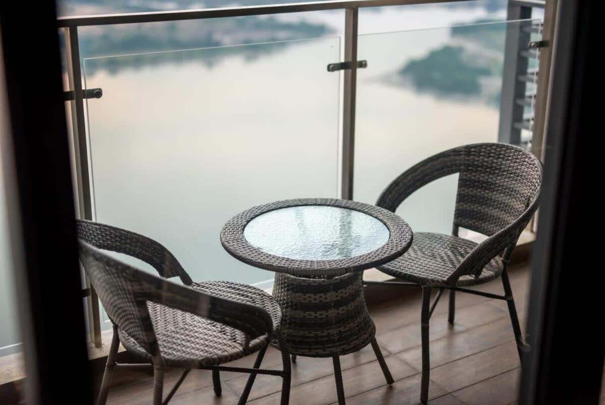 Chic 3BR in Danga Bay with Water Views & Parking