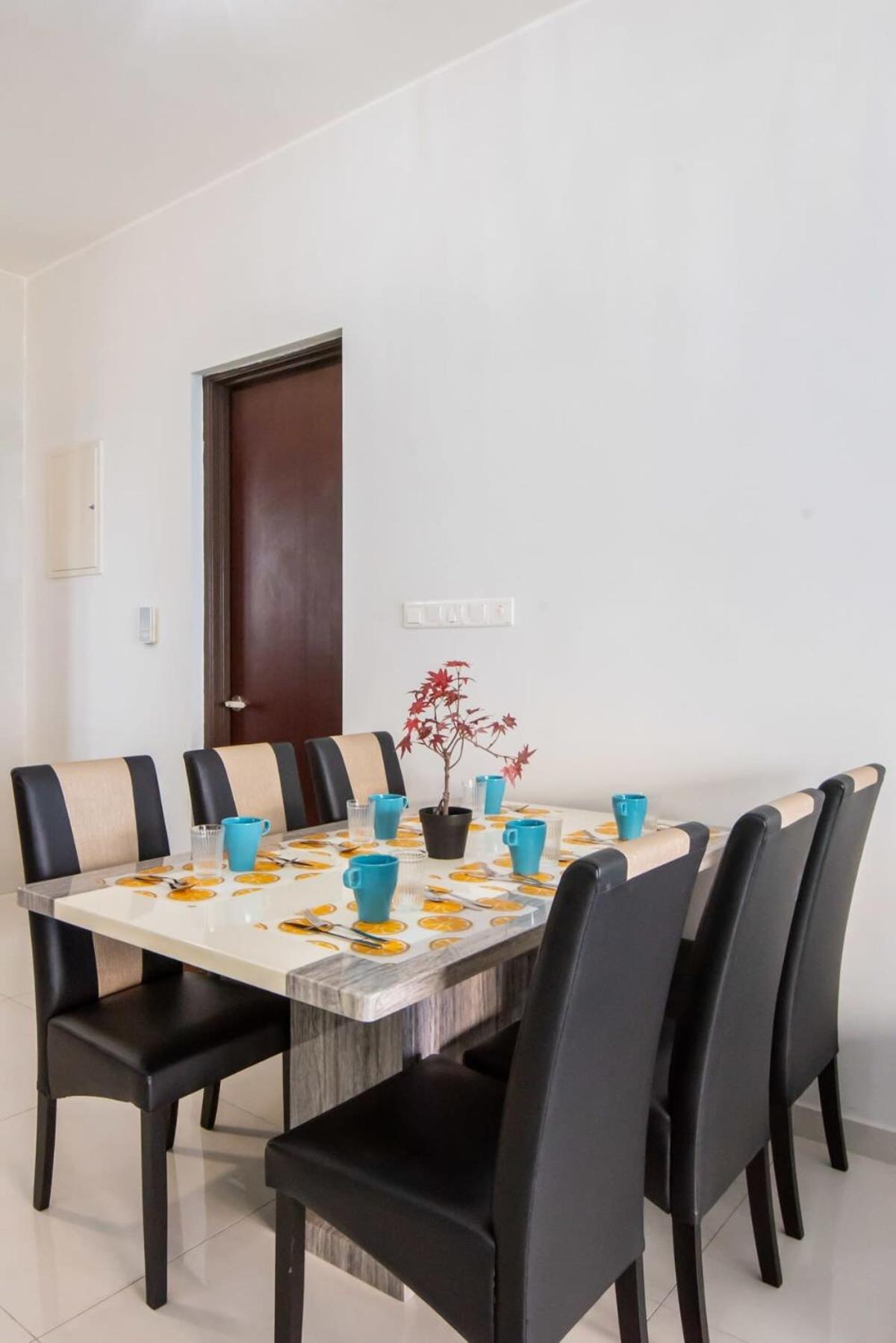 Chic 3BR in Danga Bay with Water Views & Parking