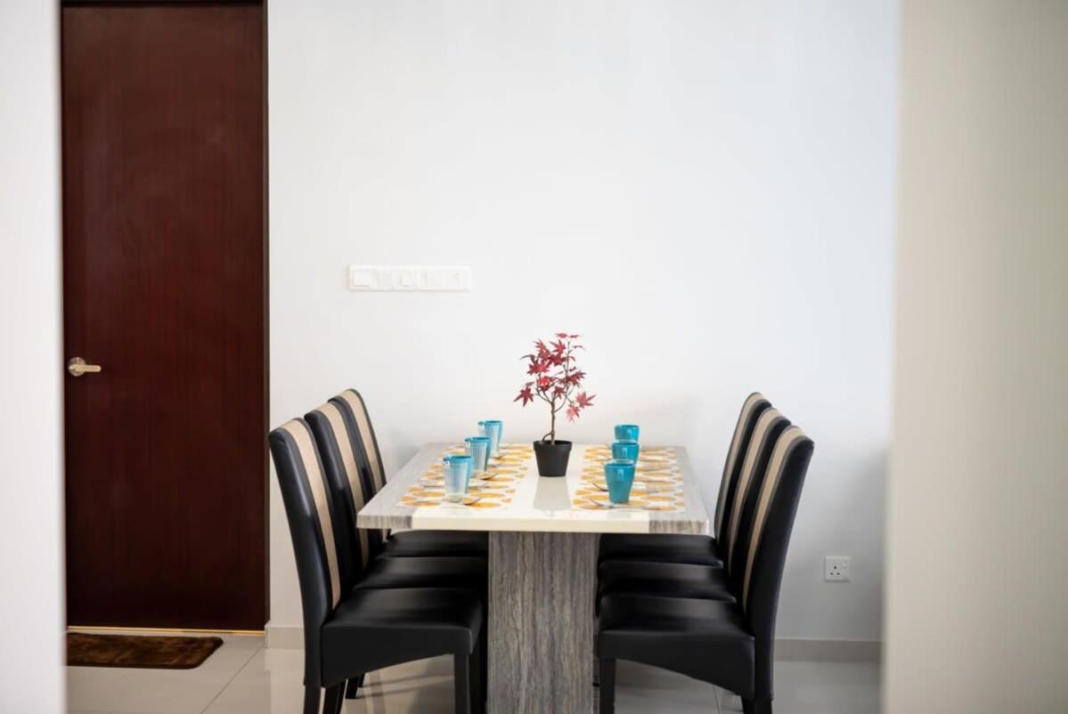 Chic 3BR in Danga Bay with Water Views & Parking