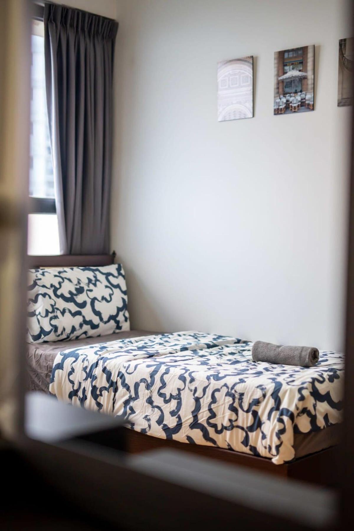 Chic 3BR in Danga Bay with Water Views & Parking
