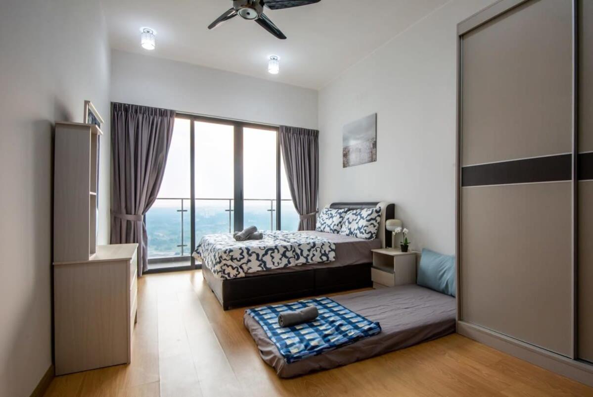 Chic 3BR in Danga Bay with Water Views & Parking