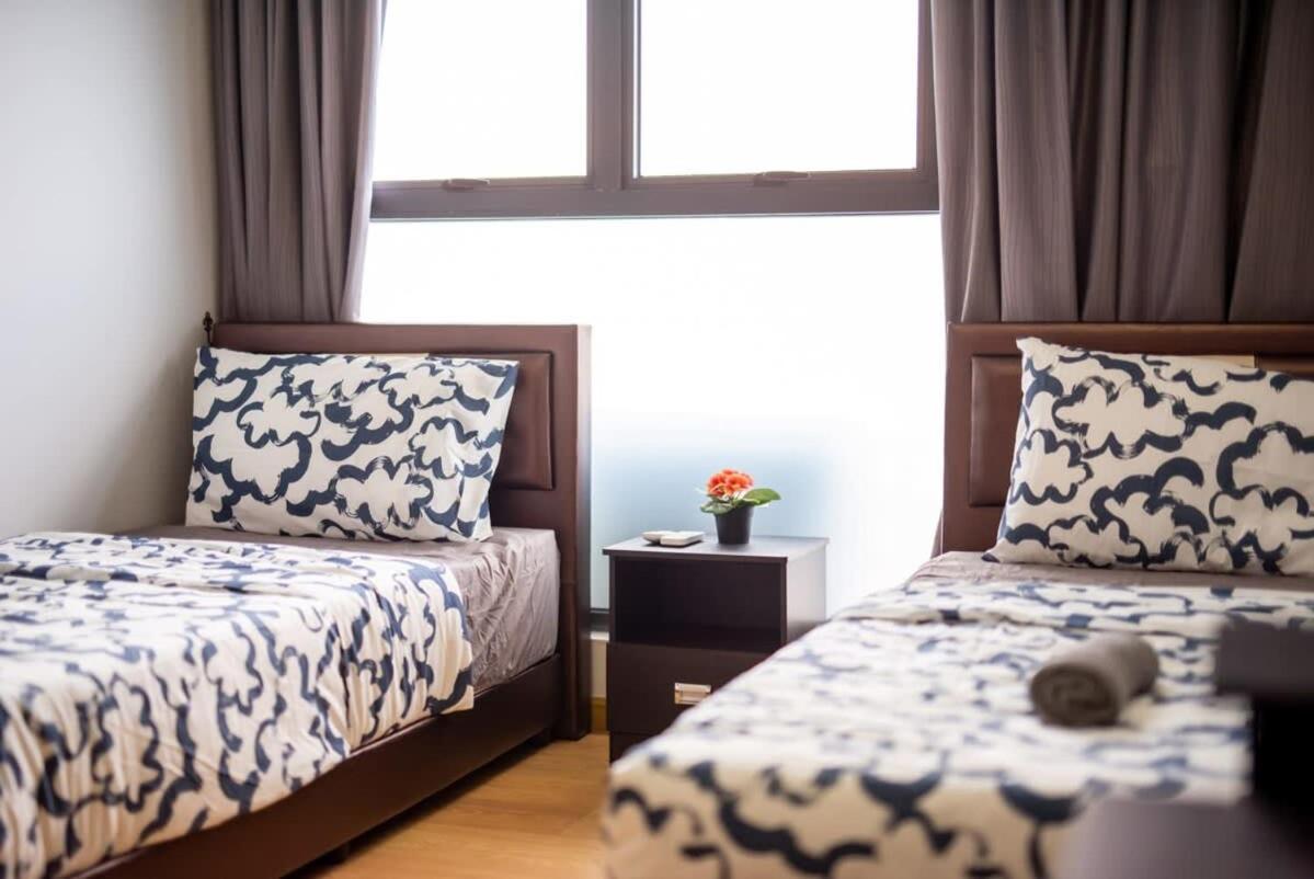 Chic 3BR in Danga Bay with Water Views & Parking