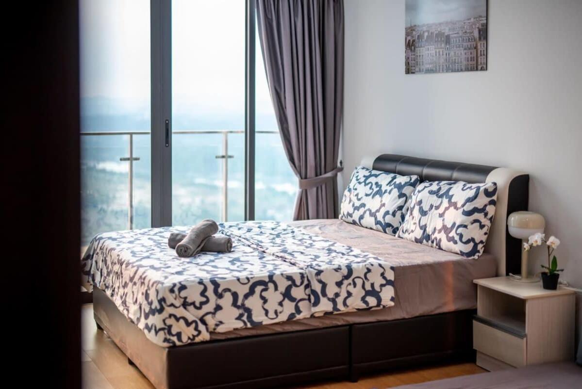Chic 3BR in Danga Bay with Water Views & Parking